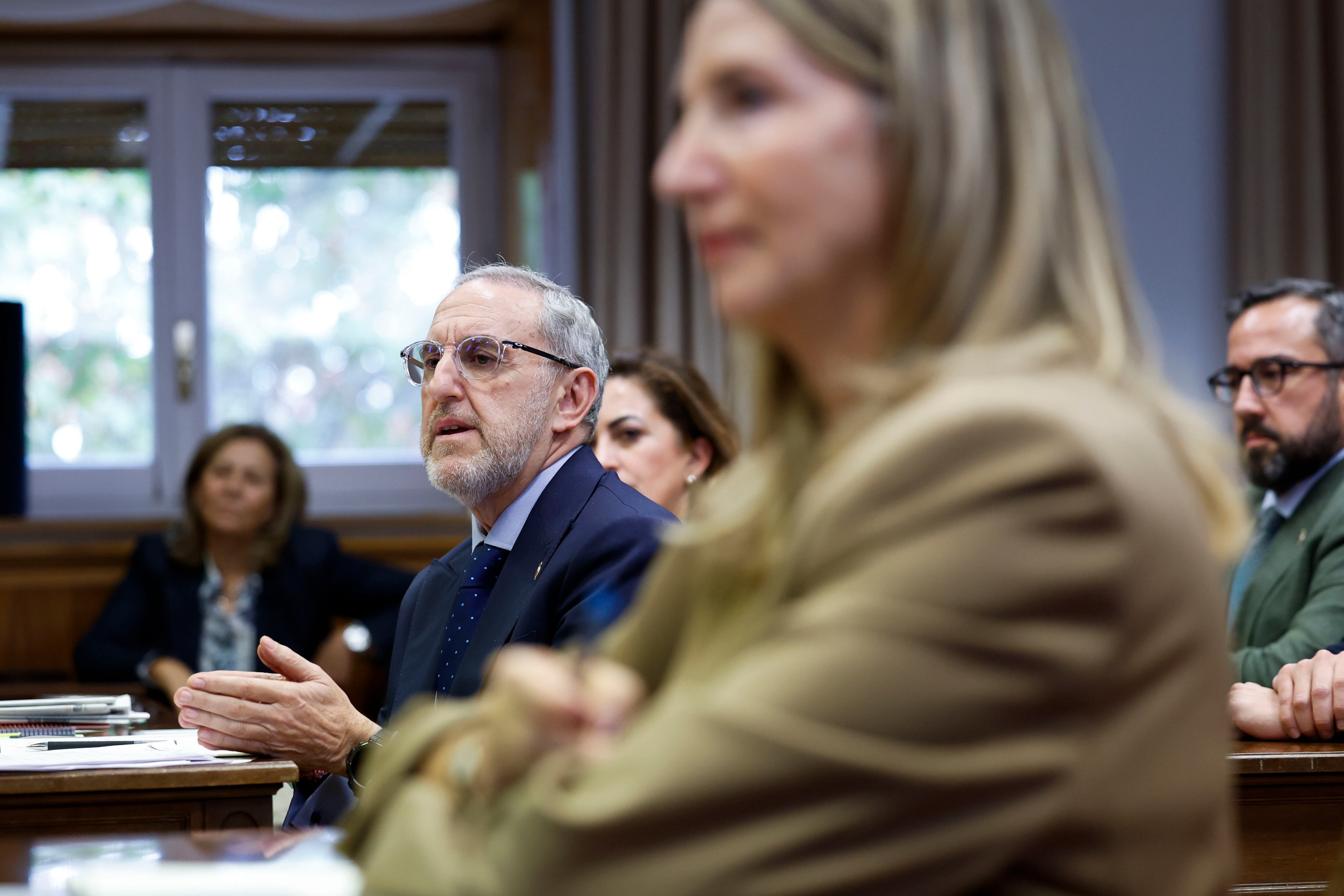 MADRID, 30/10/2025.- El secretario general del Grupo Socialista en el Senado, Alfonso Gil, interviene durante la comparecencia del presidente del Gobierno, Pedro Sánchez, este jueves ante la comisión de investigación del caso Koldo. EFE/Mariscal