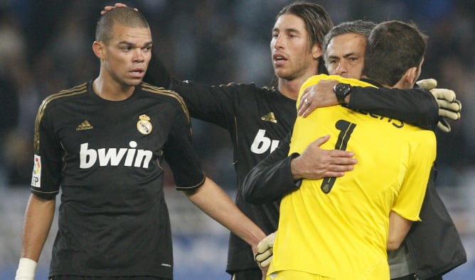 El portugués observa un abrazo entre el técnico José Mourinho e Iker Casillas tras la victoria del Real Madrid ante la Real Sociedad en Anoeta el 29 de octubre de 2011.