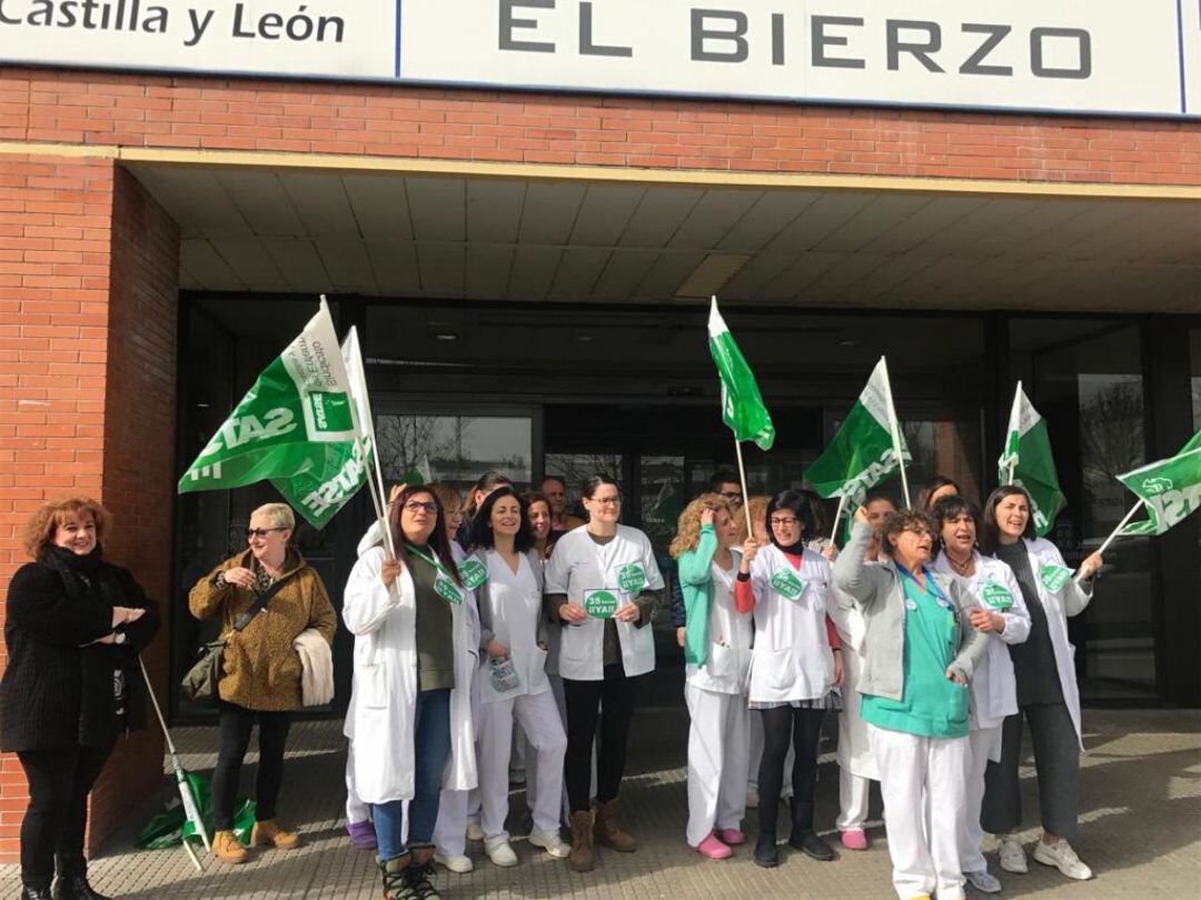 Manifestantes a las puertas del Hospital del Bierzo