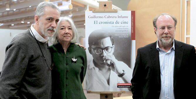 Fernando Trueba, Miriam Gómez -viuda de Cabrera Infante- y el editor Toni Muné, durante la presentación de &#039;El cronista de cine&#039;