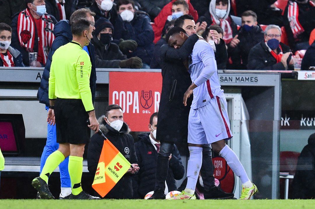 Xavi abraza a Ansu Fati que se retira lesionado durante el partido contra el Athletic