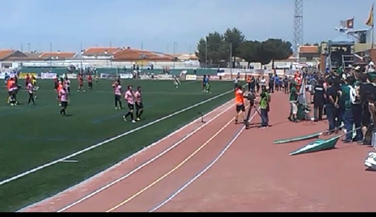 Jugadores del Toledo despidiendo a su afición