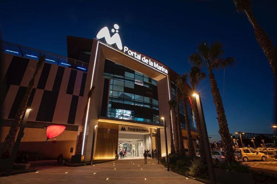 Foto nocturna del centro comercial Potal de la Marina.