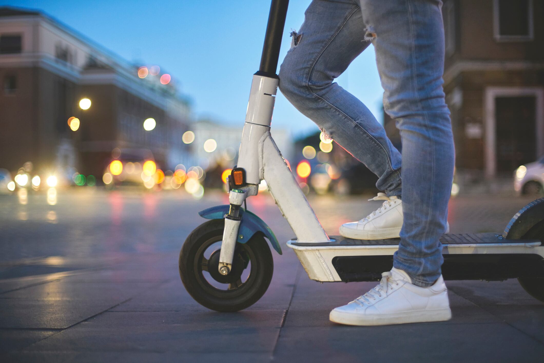 Una persona sobre un patinete eléctrico.