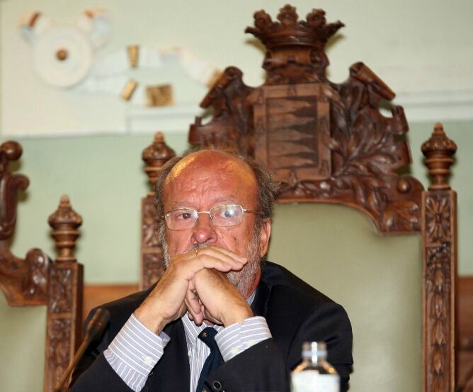 Javier León de la Riva durante el pleno, en una postura frecuente en el debate