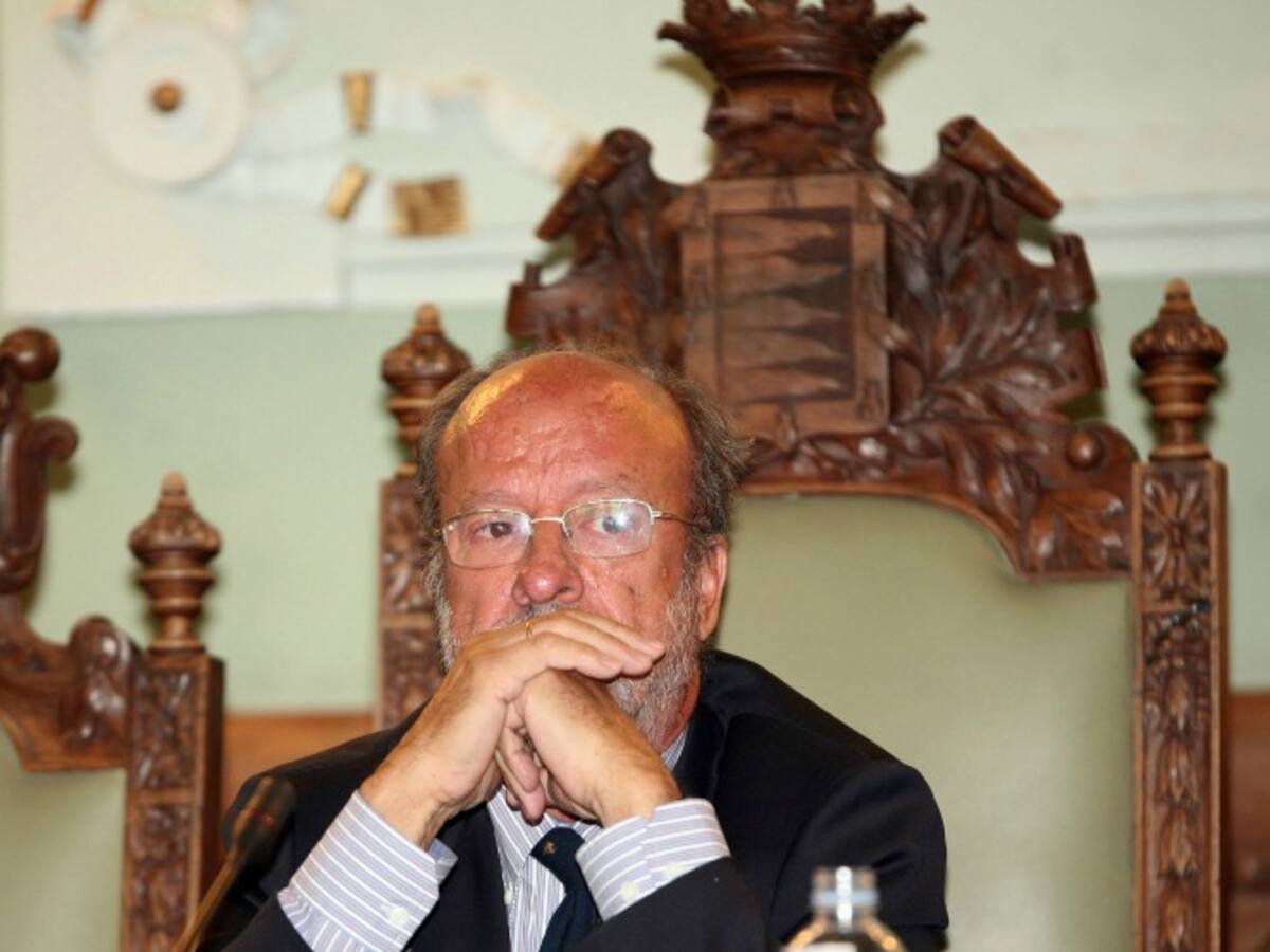 León de la Riva se arropa de las concejalas del PP ante la mayor bronca en sus veinte años como alcalde