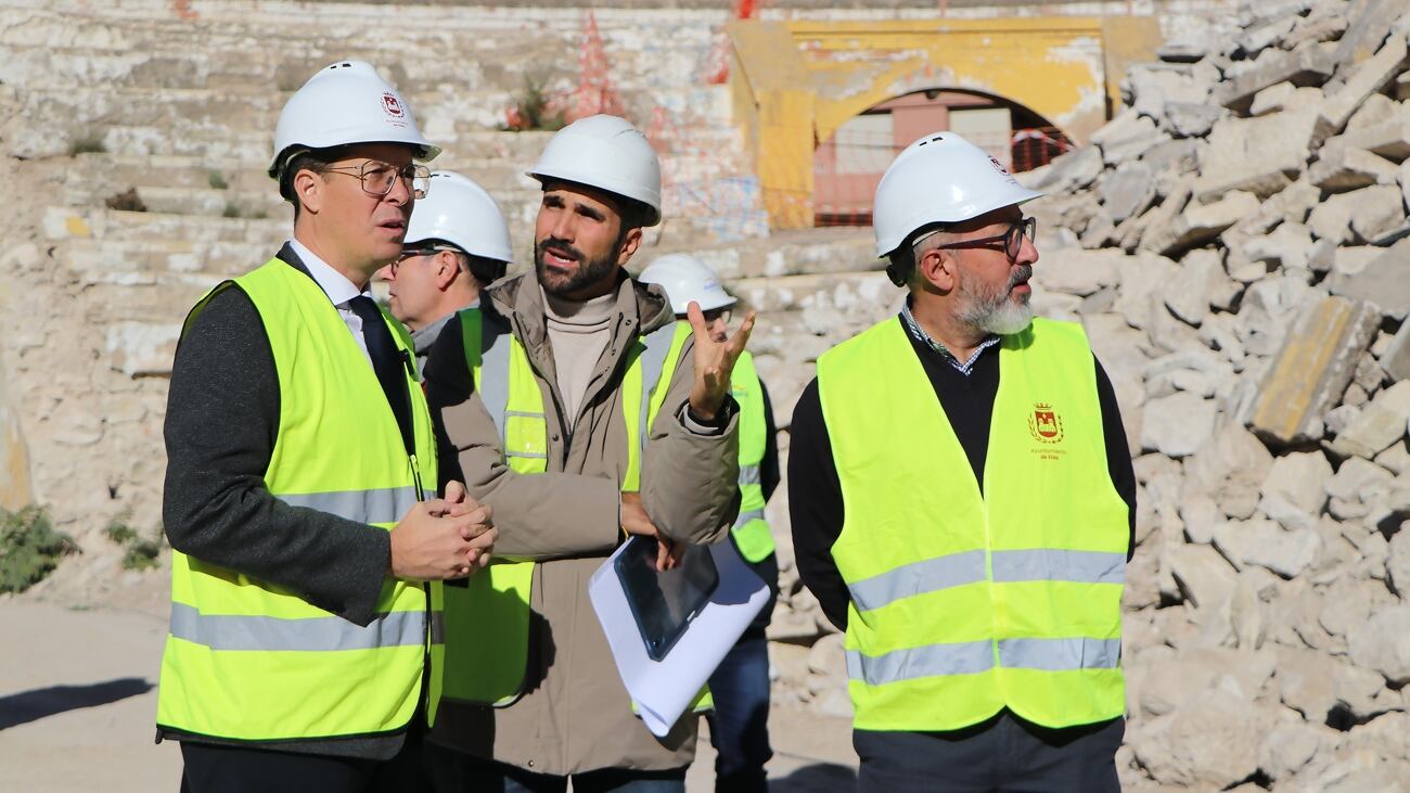 El alcalde de Elda, Rubén Alfaro, ha visitado este viernes las obras de rehabilitación de la Plaza de Toros