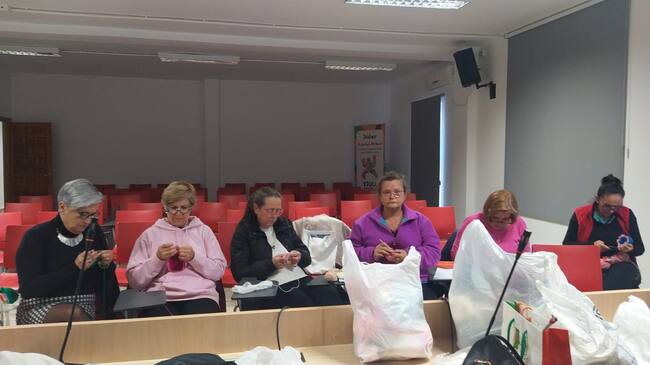 Otro grupo de mujeres de Jódar que participan en el proyecto 'Enganchadas de un Hilo'