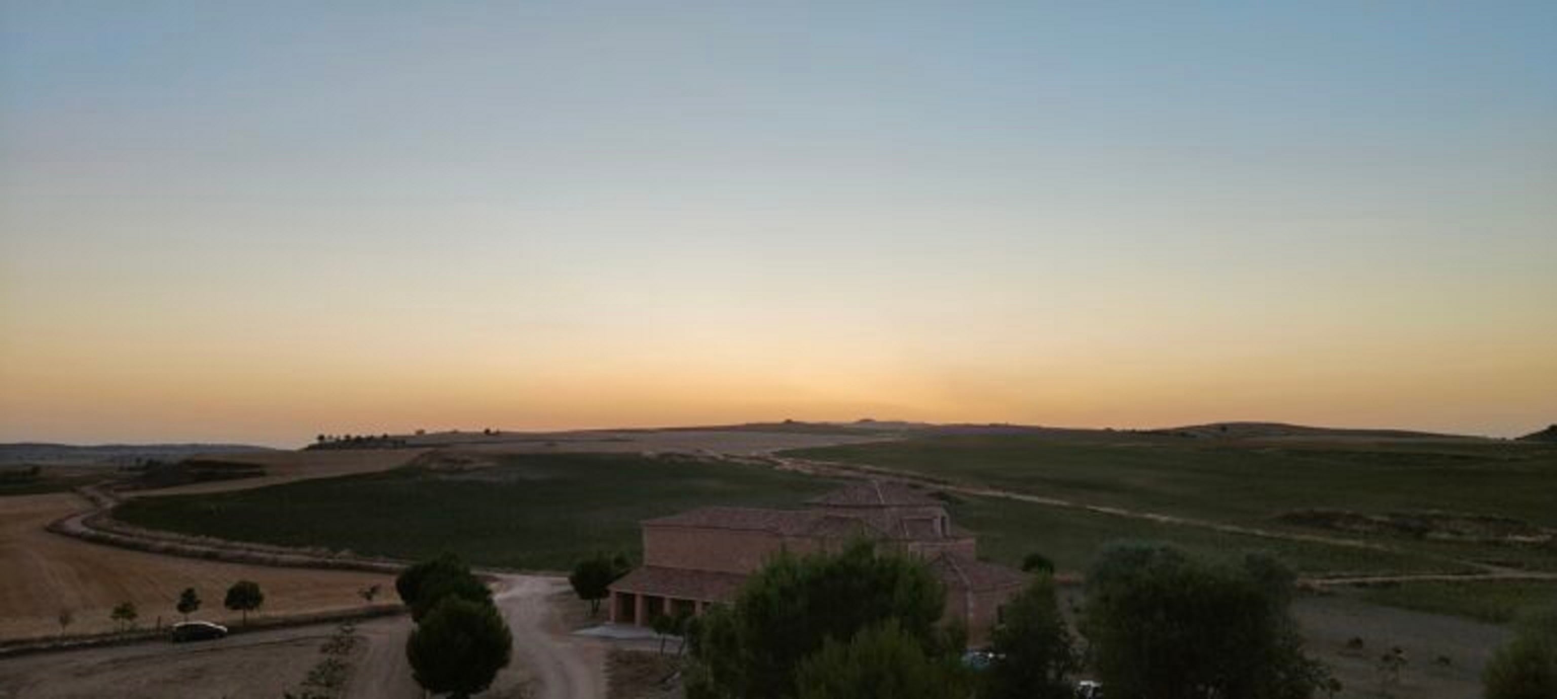 Ermita de Nuestra Señora de Fuentes desde el Castillo de Fuentes. Al fondo, la Calzada Romana. Vestal Etnografía.