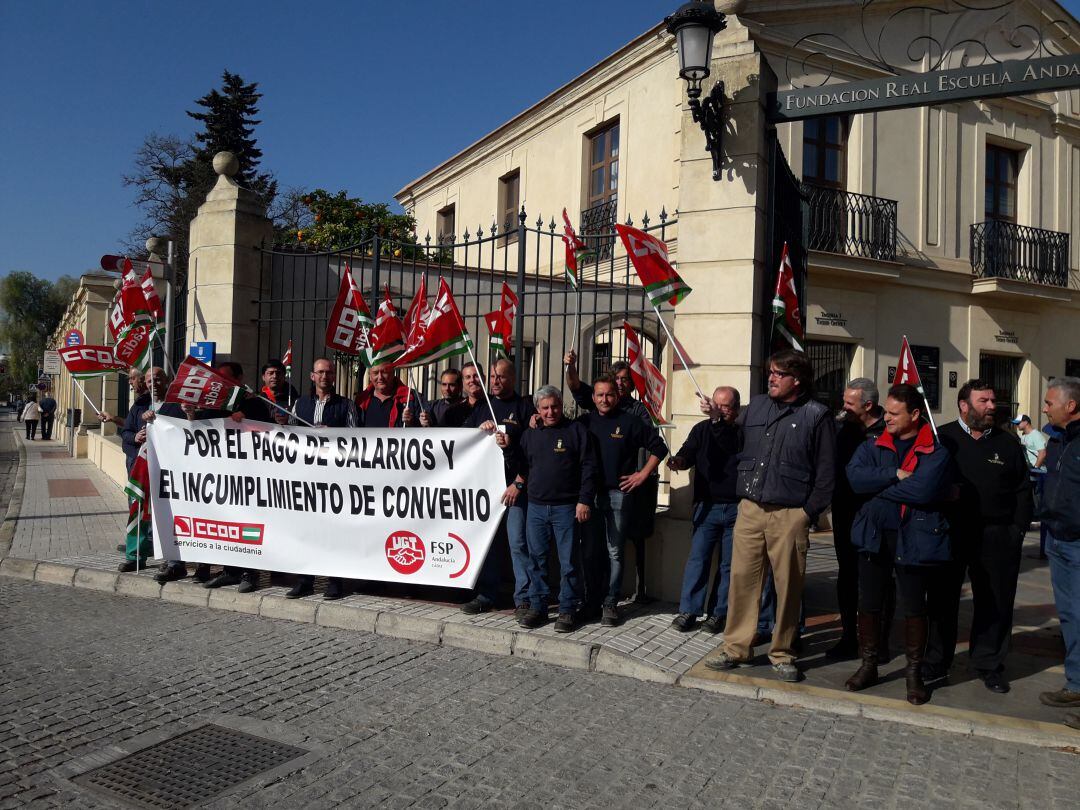 Protesta a las puertas de la Real Escuela Andaluza de Arte Ecuestre