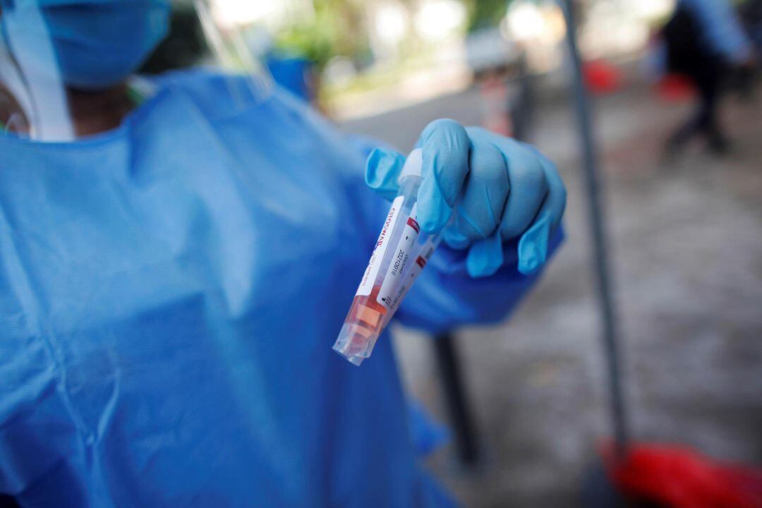 Un sanitario, tras tomar varias muestras para el análisis de posibles infecciones por covid.