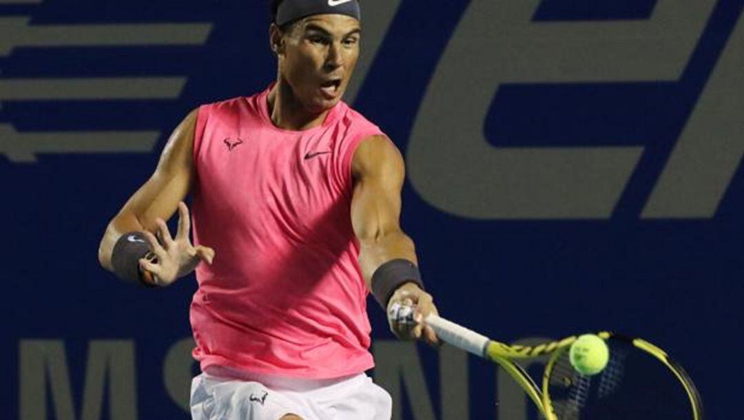 Rafa Nadal disputa una bola en el Torneo de Acapulco.