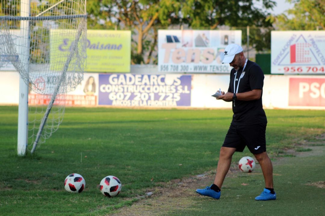 Pepe Bermúdez, entrenador del Arcos CF, durante un entrenamiento 