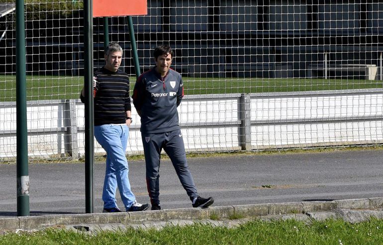 GRA052. LEZAMA, 28/05/2015.- El presidente del Athletic Club, Josu Urrutia (i), ha presenciado el entrenamiento que la plantilla rojiblanca ha realizado esta mañana en las instalaciones de Lezama, de cara a preparar la final de Copa del Rey que disputarán este sábado ante el FC Barcelona en el Camp Nou. EFE/Miguel Toña