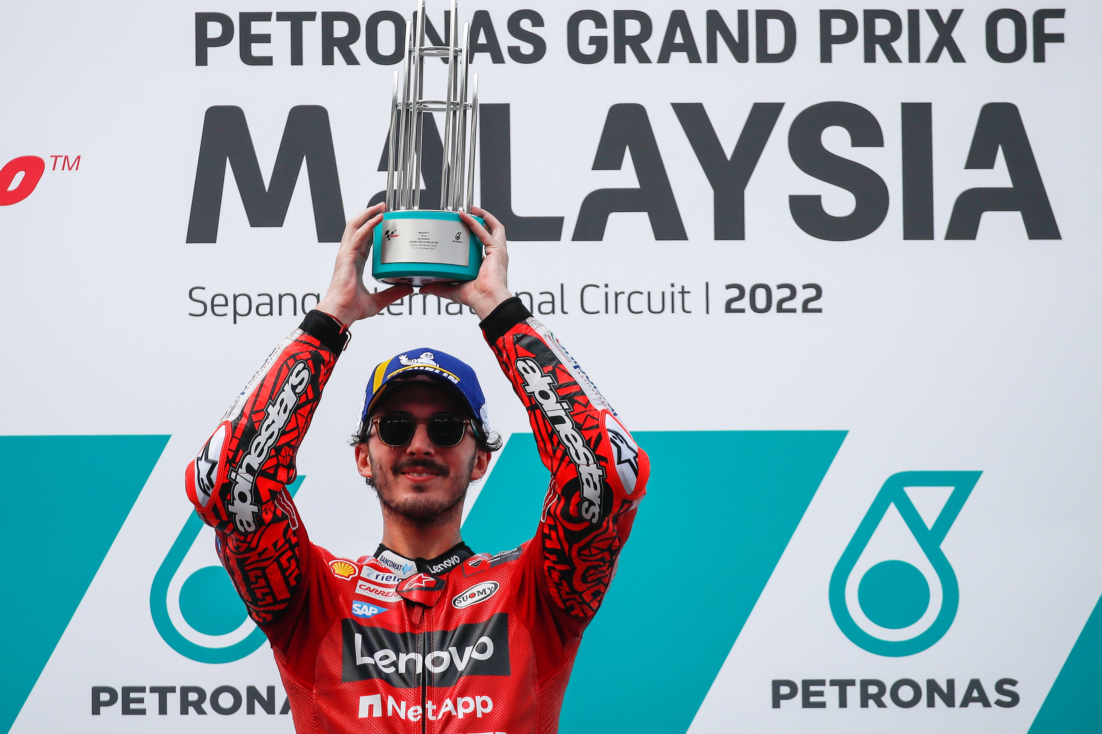 Sepang (Malaysia), 23/10/2022.-El italiano Francesco Bagnaia de Ducati Team celebra el triunfo en Malasia) EFE/EPA/FAZRY ISMAIL