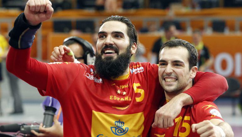 Jorge Maqueda y Cristian Ugalde celebran su victoria ante Dinamarca, durante el partido de cuartos de final del Mundial de Balonmano de 2015 disputado en el estadio de Lusail Catar hoy, mièrcoles 28 de enero de 2015