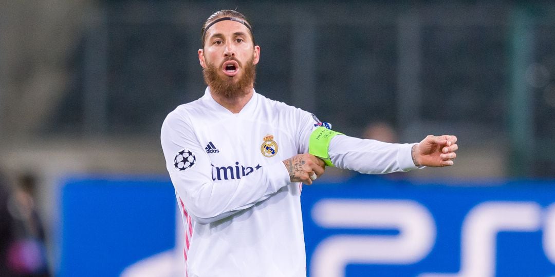 Sergio Ramos se coloca el brazalete de capitán en pleno partido ante el Gladbach