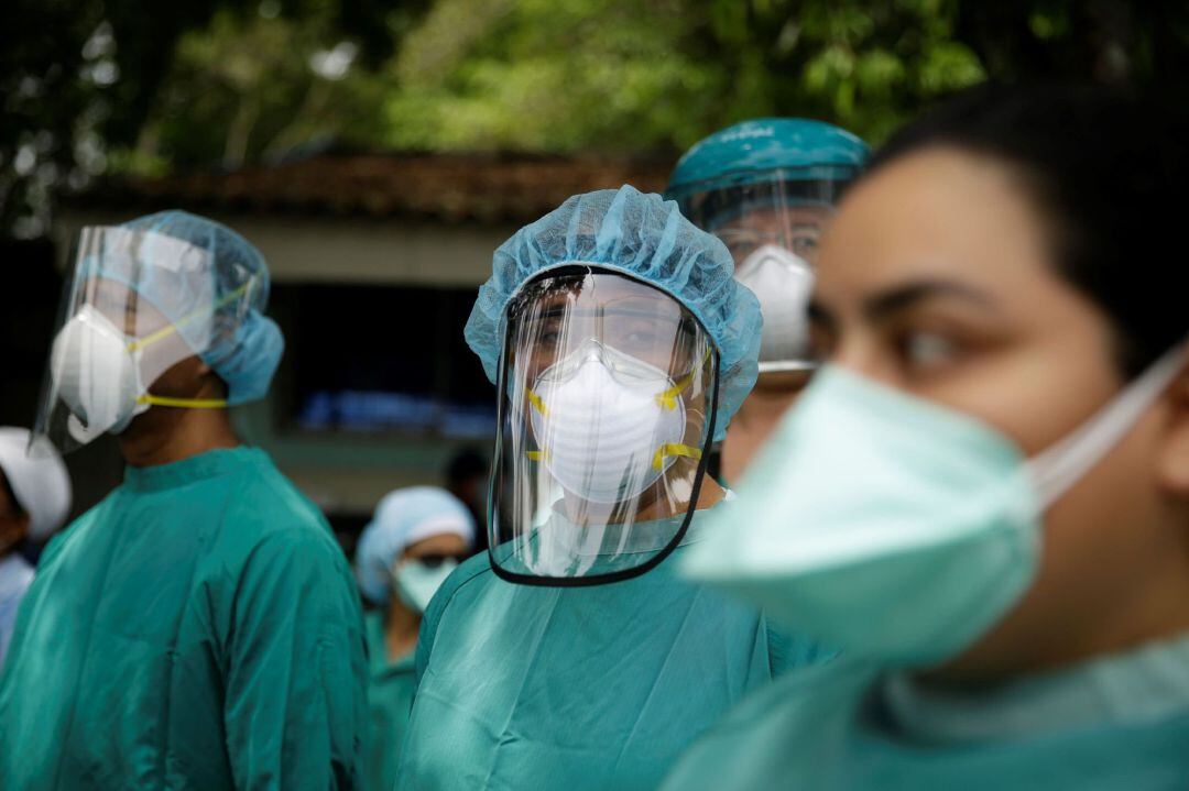 Los sanitarios siguen protegidos ante la virulencia de la pandemia.