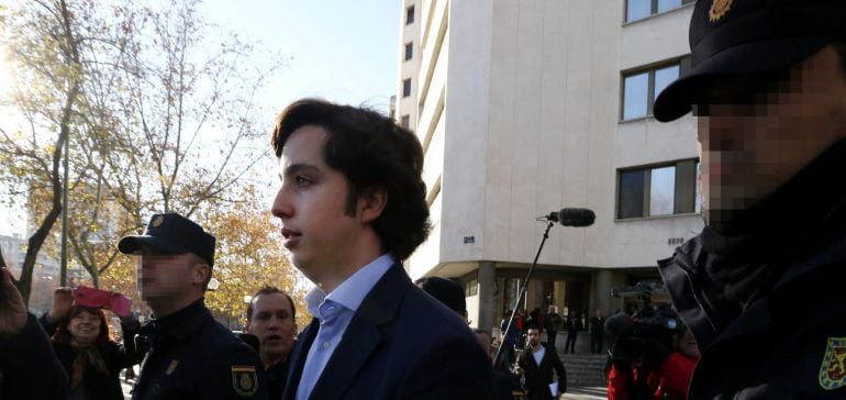 Francisco Nicolás Gómez Iglesias, conocido como el &quot;pequeño Nicolás&quot;, a la salida de los juzgados de Plaza de Castilla