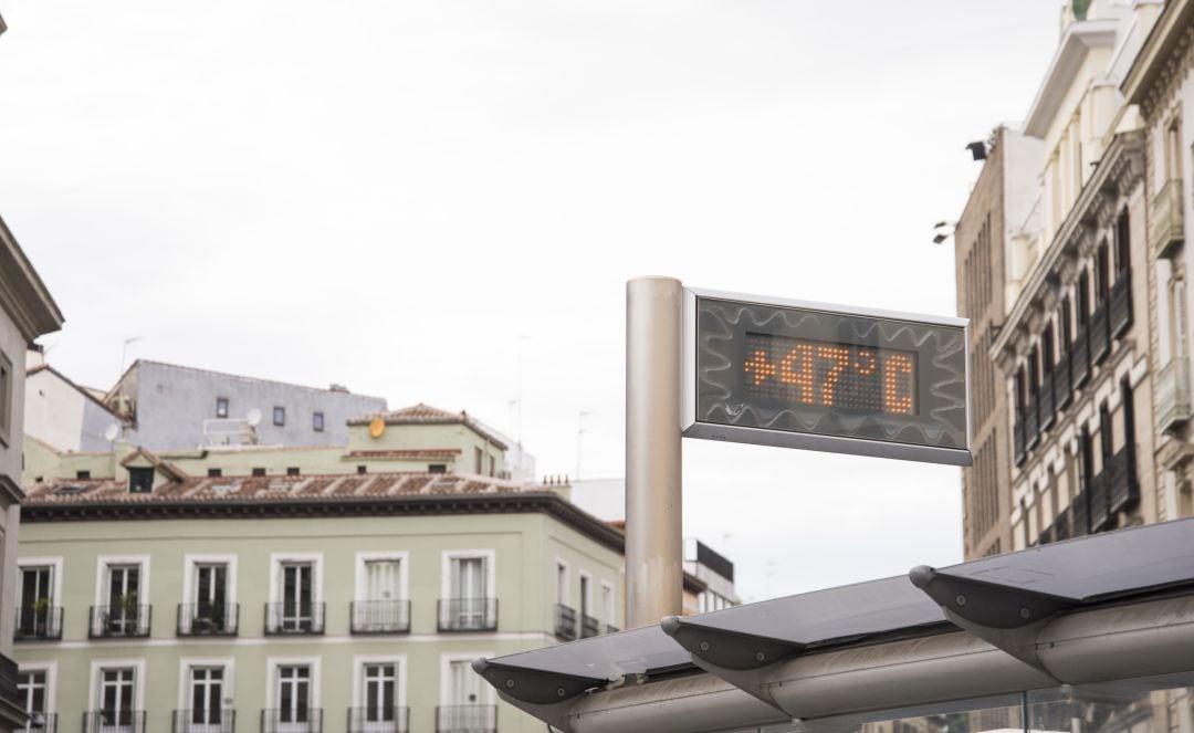 Un termómetro marca 47 grados en la plaza de Opera (Madrid). 