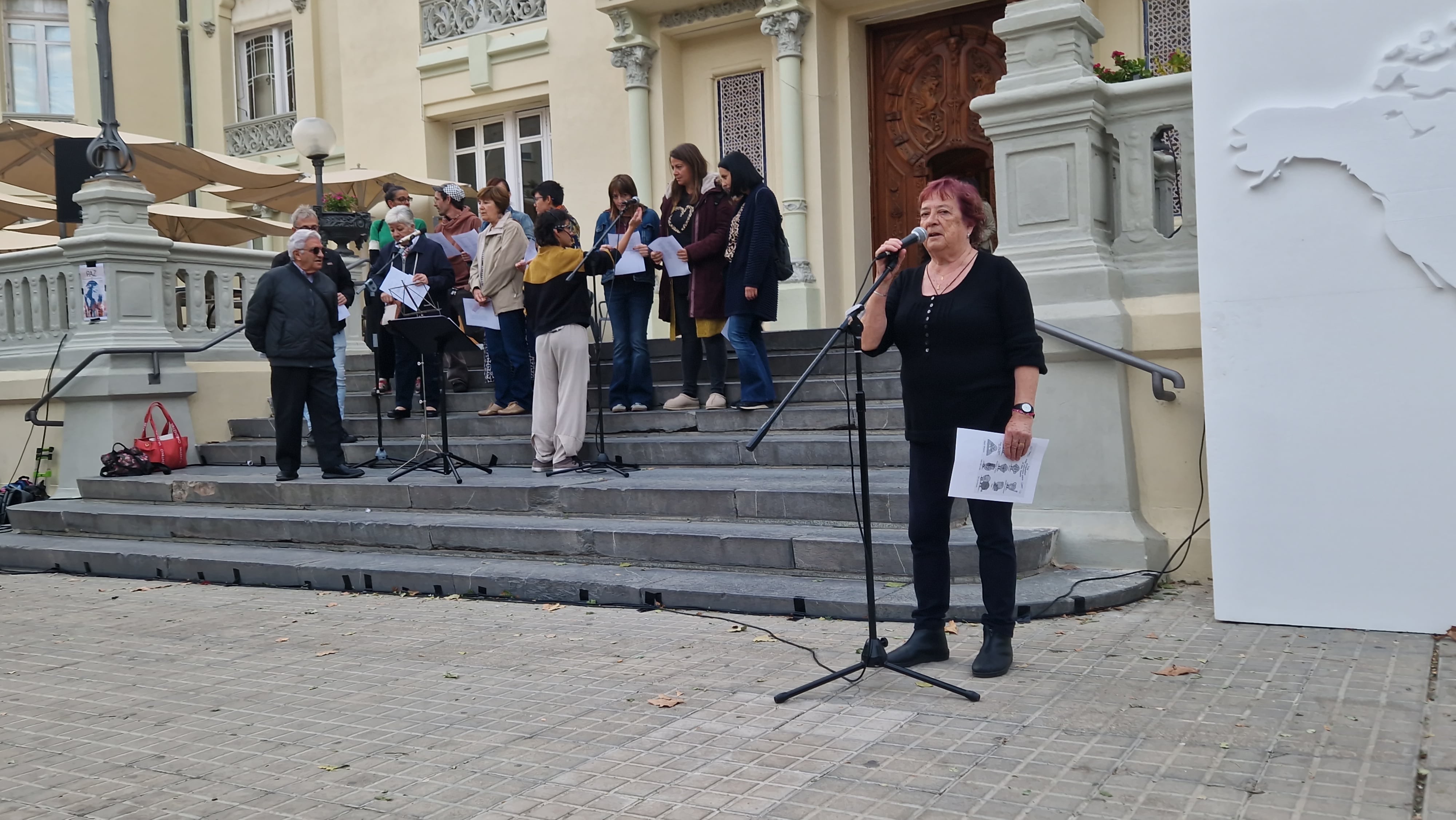 Isabel Arilla dirigiéndose a los presentes en la convocatoria 'Voces por la paz'.