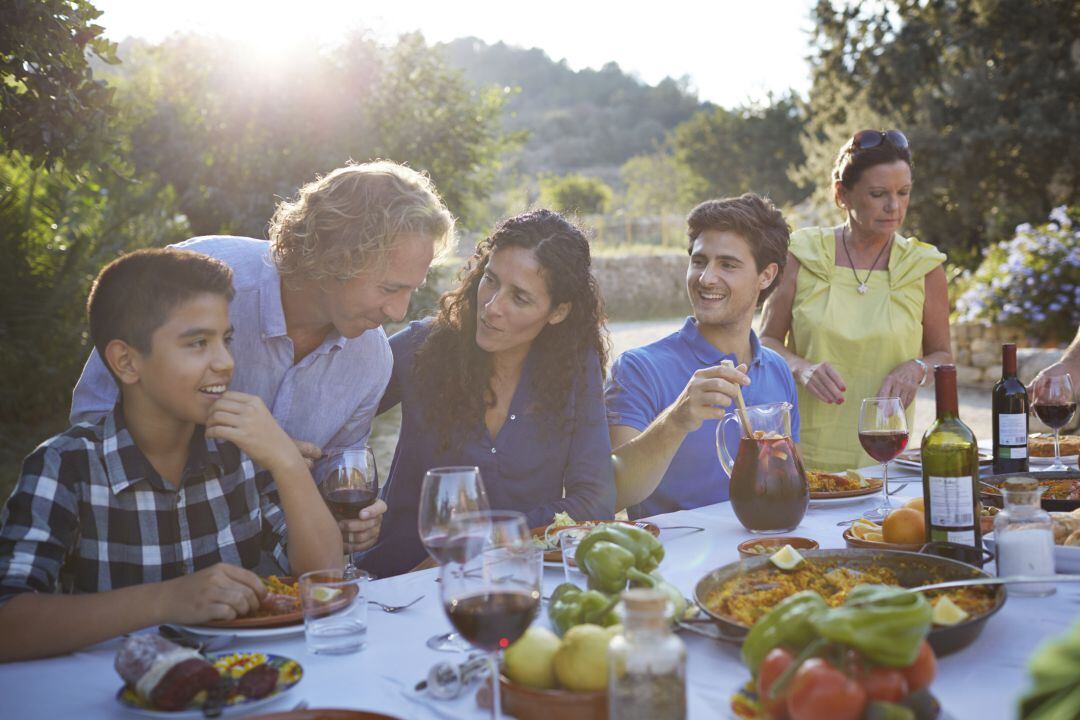 Comida familiar en el campo