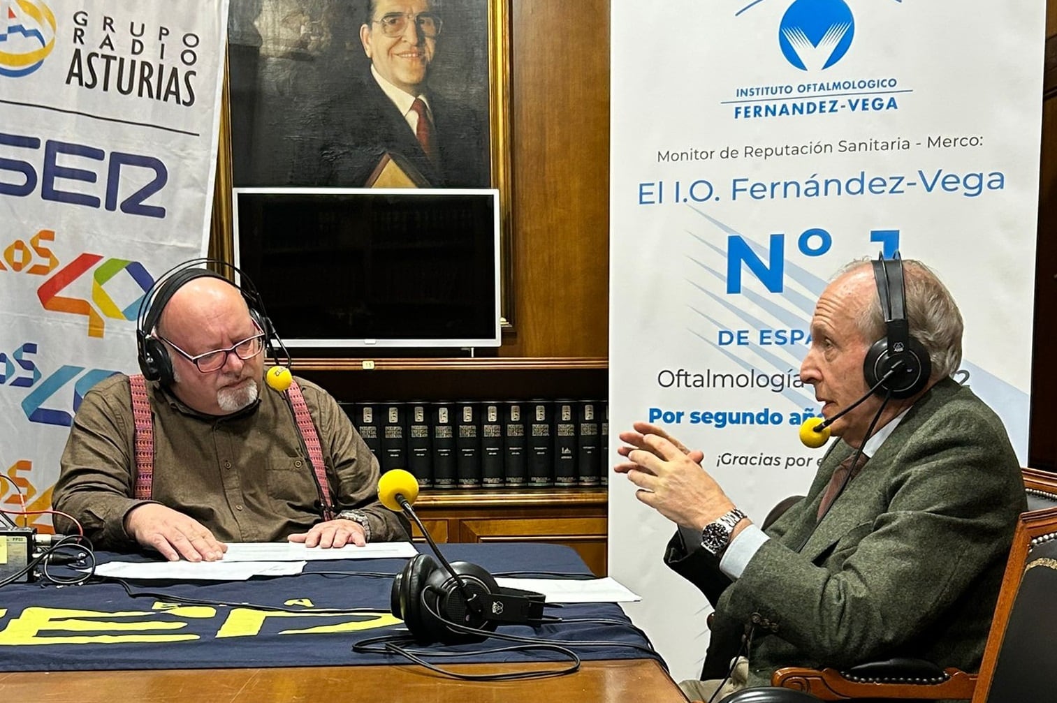 El Dr. Luís Fernández-Vega Sanz (a la derecha) durante el programa