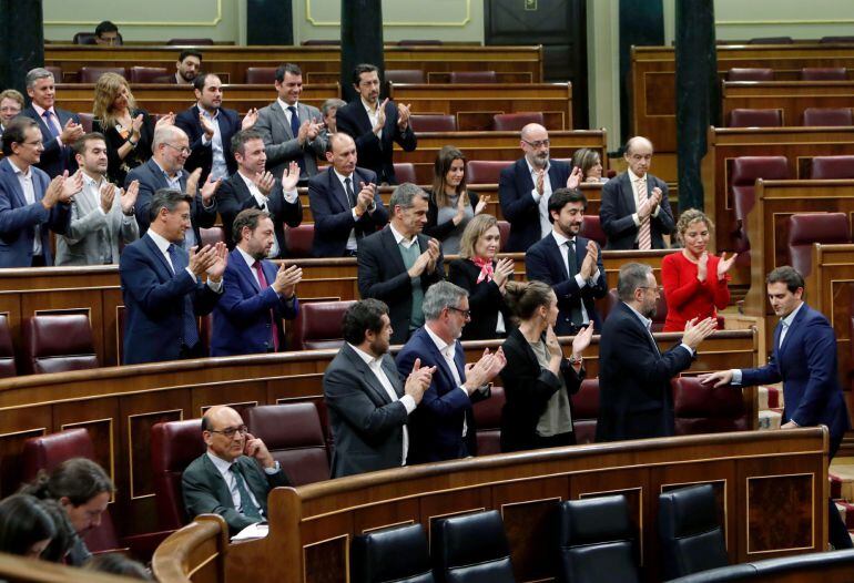 El presidente de Ciudadanos, Albert Rivera, es aplaudido tras su intervención en el pleno del Congreso de los Diputados