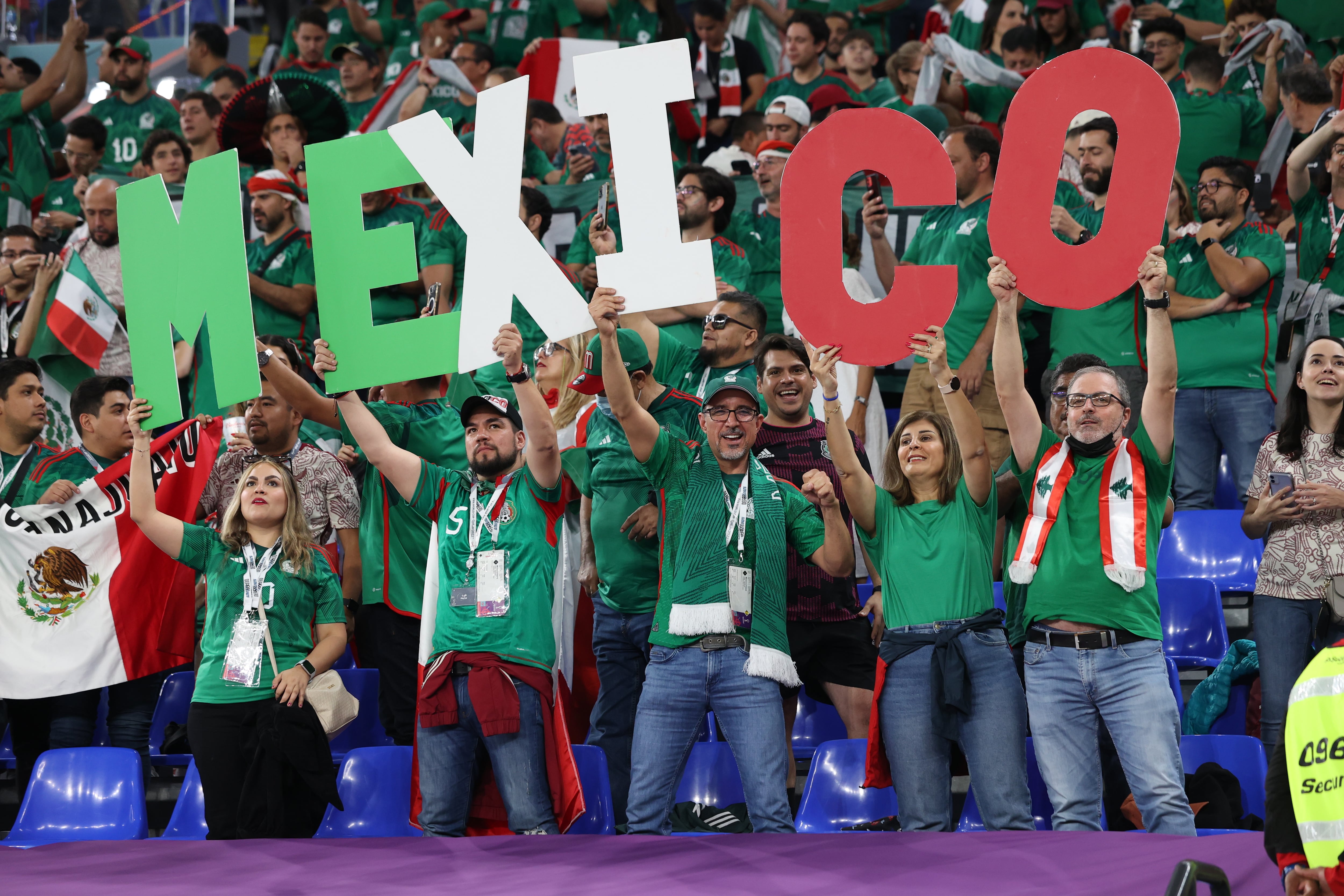 Aficionados de México durante el encuentro frente a Polonia