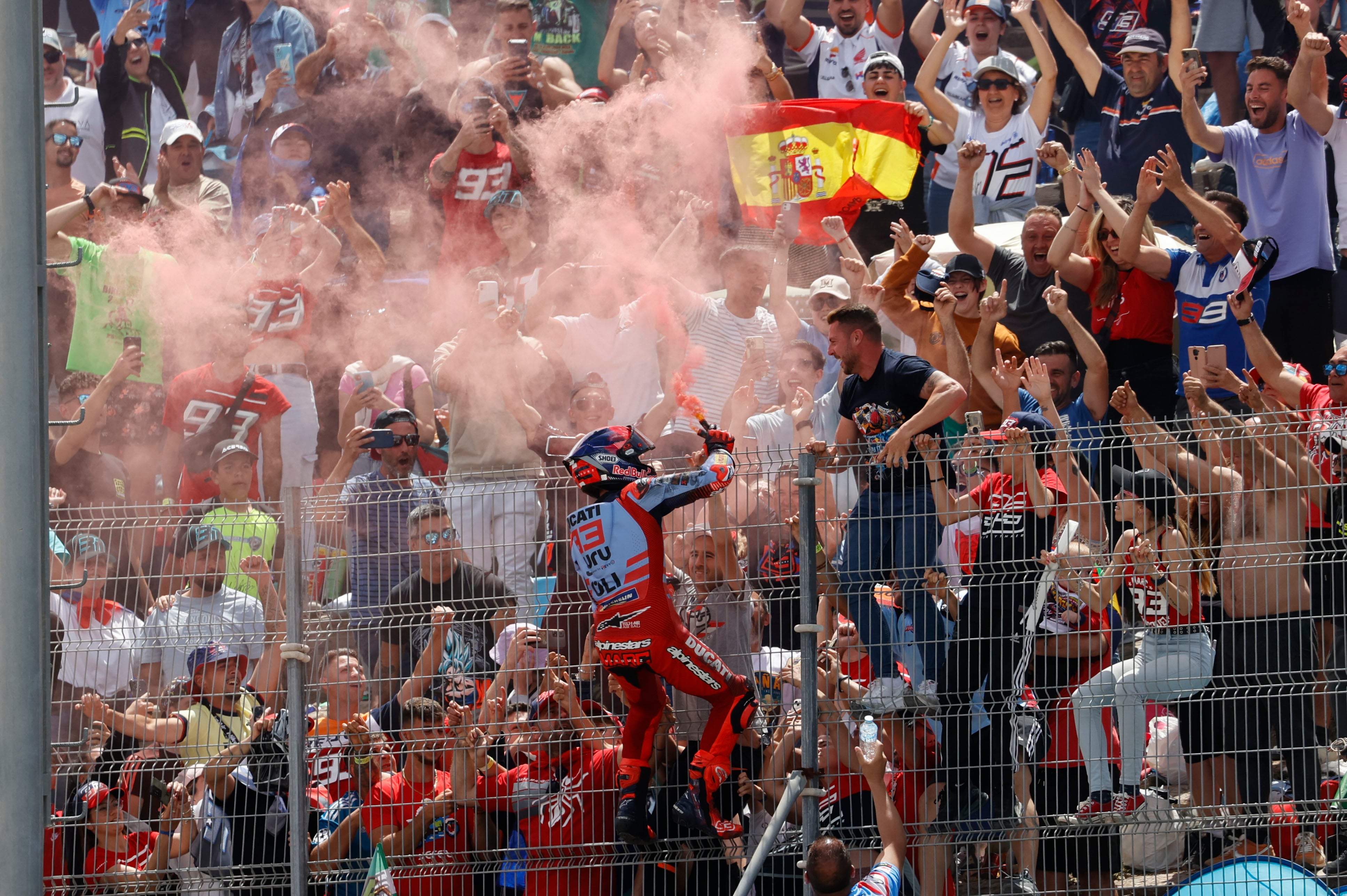 JEREZ DE LA FRONTERA (CÁDIZ), 28/04/2024.- El piloto español de MotoGP Marc Márquez, de Gresini Racing MotoGP (c), celebra en la grada ante sus seguidores tras acabar segundo en la carrera del Gran Premio de España de Motociclismo de 2024 disputado este domingo en el Circuito de Jerez - Ángel Nieto (Cádiz). EFE/Román Ríos
