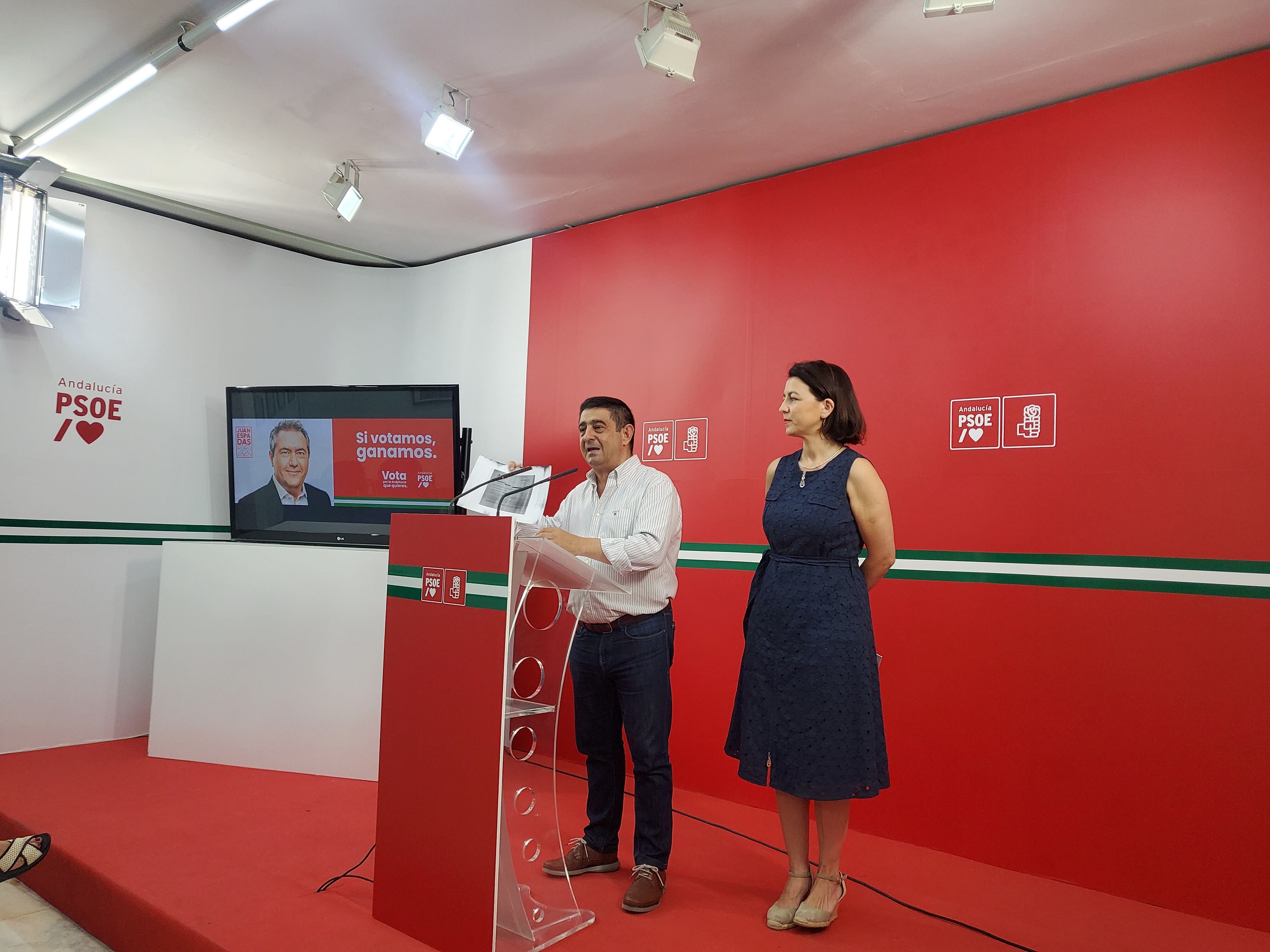 Francisco Reyes y Eva Granados comparecen ante los medios de comunicación en la sede provincial del PSOE de Jaén.