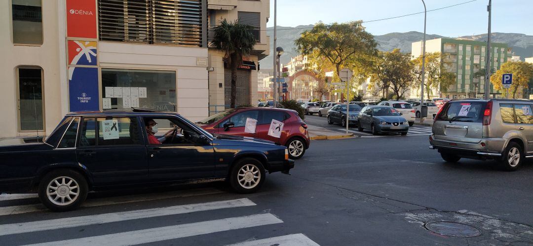 Algunos de los coches participantes en la caravana reivindicativa de Dénia.