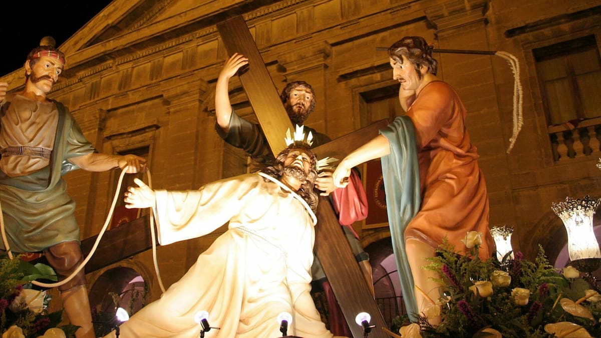 Calahorra sale a las calles con todos sus pasos de Semana Santa en la Procesión del Santo Entierro