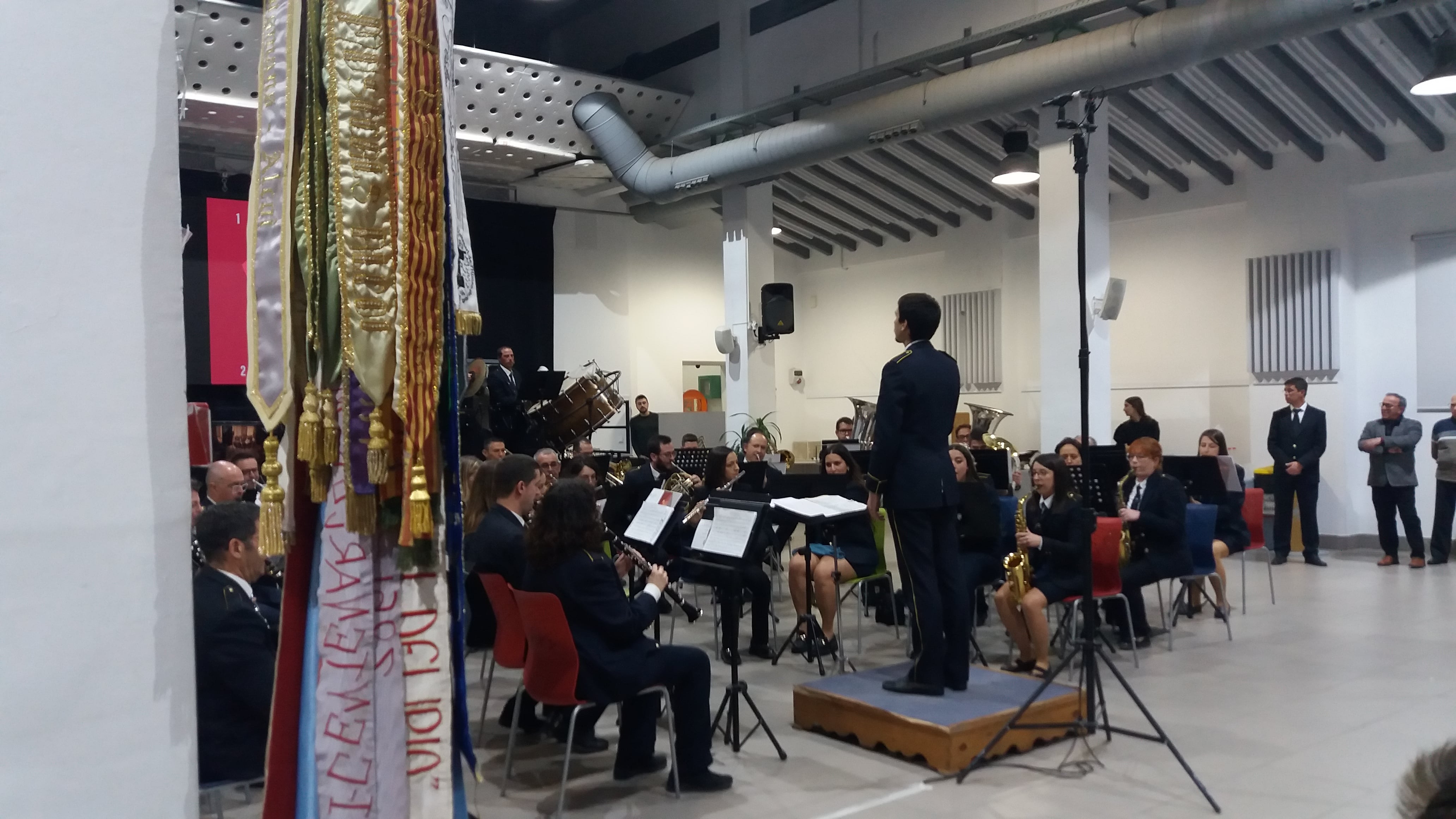 El Deliri de Gorga interpretando el estreno de la marcha cristiana &#039;Monjes guerreros&#039;, que fue dirigida por Jordi Monllor en el concierto conmemorativo del 50 aniversario de unión con la Filà Guzmanes.