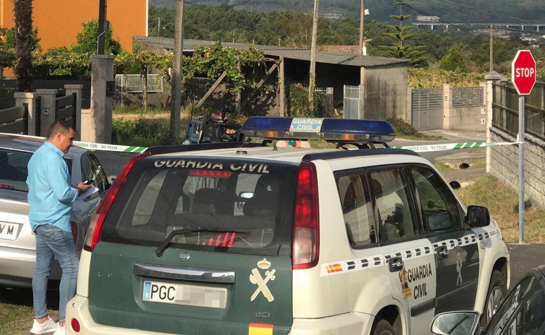 Vista de la zona precintada por el triple crimen cometido en la mañana de este lunes en la parroquia de Cordeiro de Valga (Pontevedra), donde la Guardia Civil ha detenido a un hombre por matar presuntamente a tiros a su expareja, a su exsuegra y a su excuñada