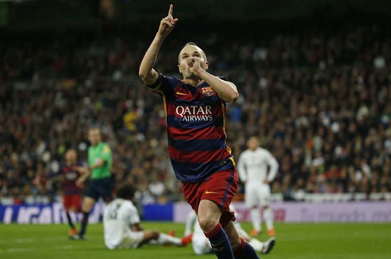 Andrés Iniesta celebra el tercer gol del Barcelona en el Bernabéu.