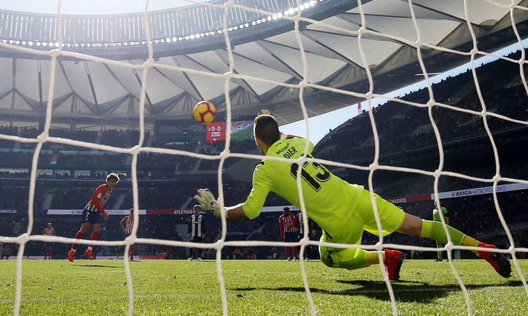 Griezmann acierta el penalti que pone el 1-0.