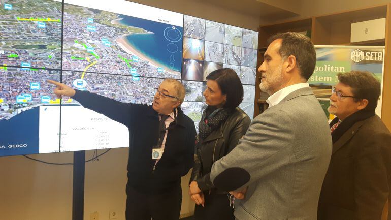 El responsable del grupod e transportes de la Universidad de Cantabria explicano cómo esta funcionando el Metro TUS en el primer día de servicio.