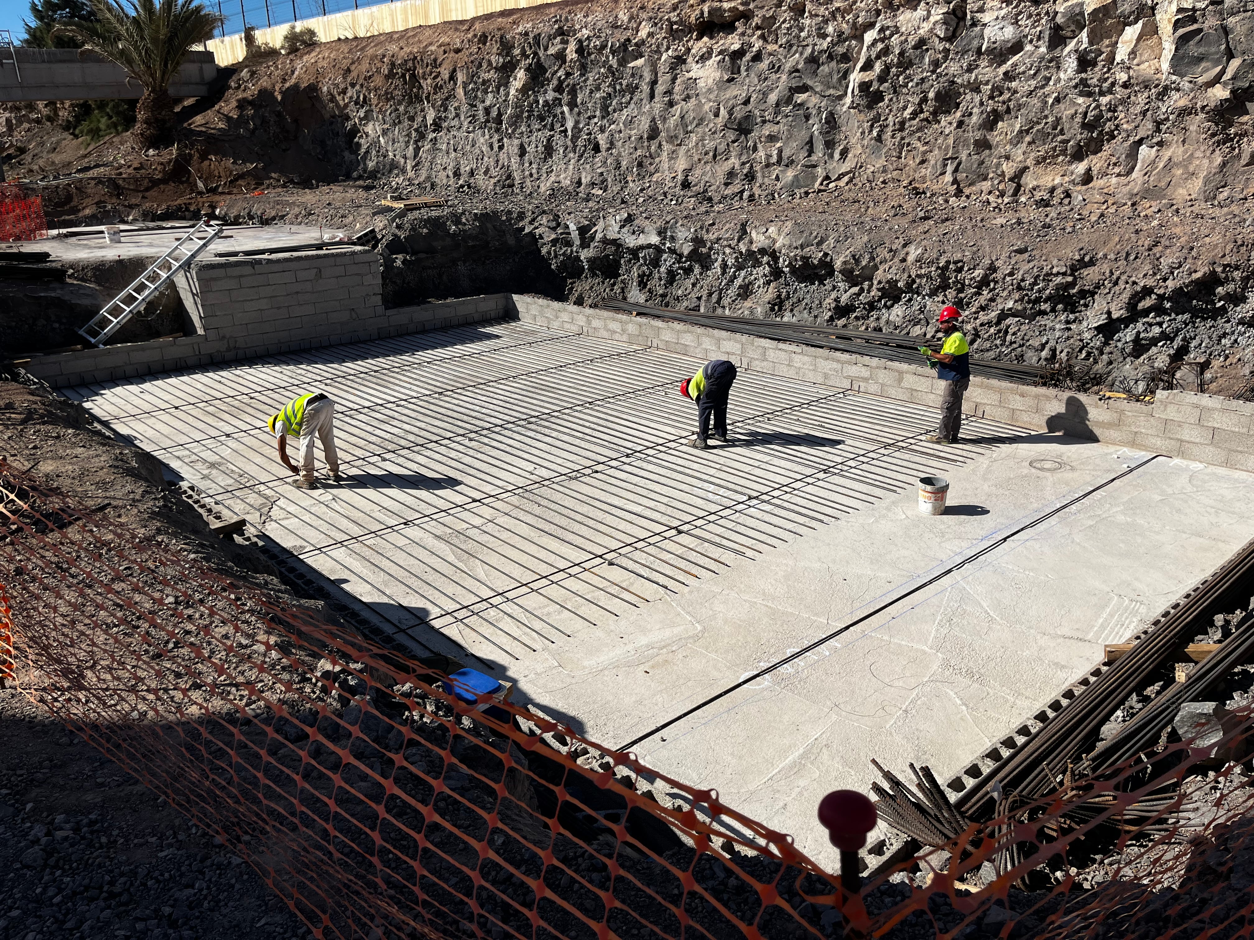 Varias personas trabajando en una obra en Lanzarote.