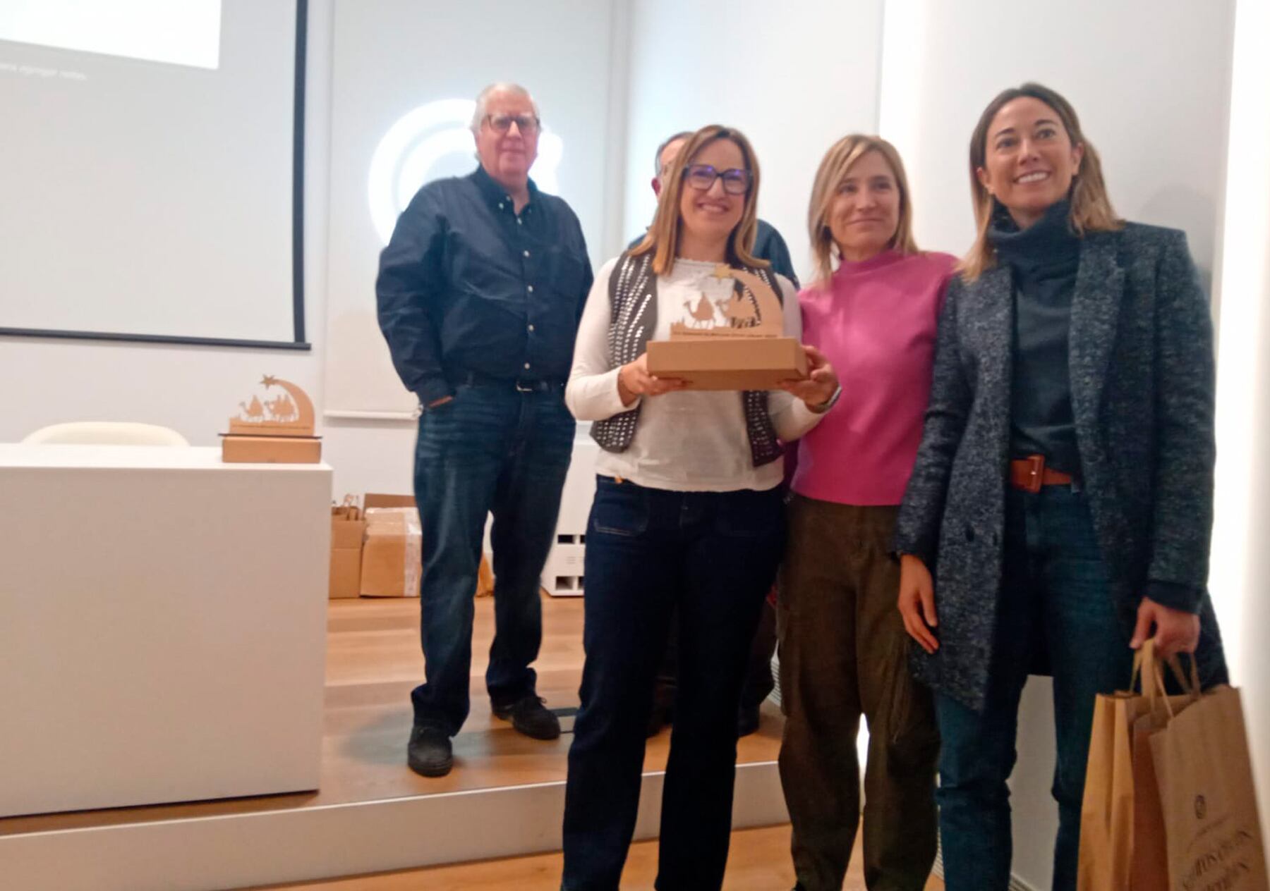 Representantes del colegio Carmelitas junto a la concejal de Cultura, Elisa Guillem
