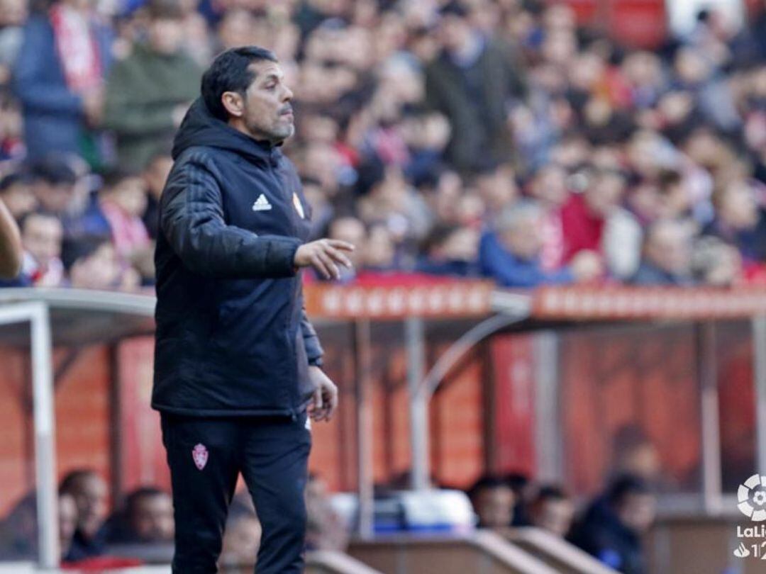 Loreto da instrucciones a los jugadores del Real Zaragoza en El Molinón