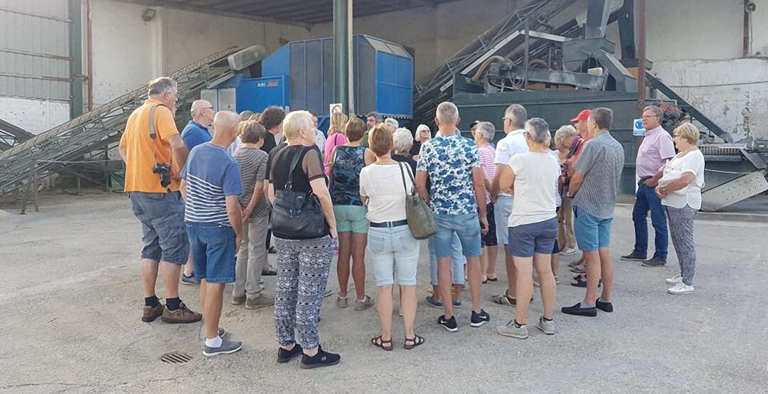 Un grupo de turistas visita una almazara de la provincia.