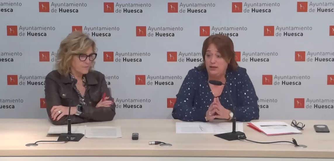 Silvia Salazar y Rosa Gerbás, concejalas socialistas en el Ayuntamiento de Huesca