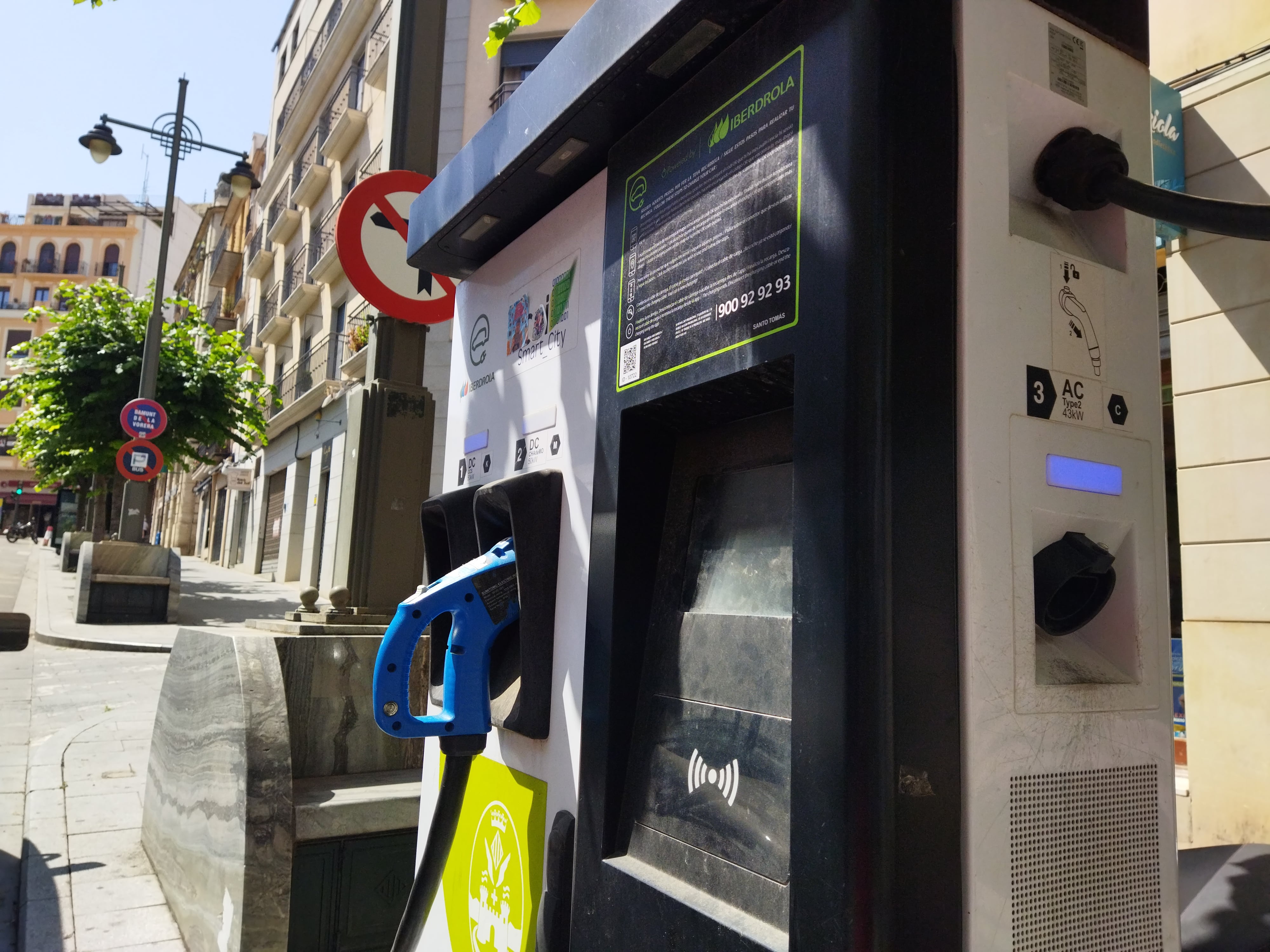 Uno de los cargadores municipales para vehículos eléctricos situado en la calle Santo Tomás de Alcoy.