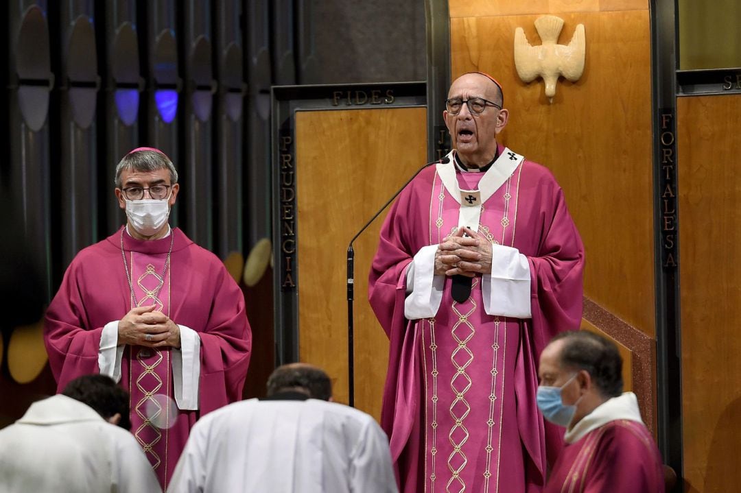 Un momento de la celebración en la Sagrada Familia de una misa por los difuntos durante la pandemia &quot;que no han podido recibir la despedida que merecen”, oficiada por el cardenal Juan José Omella.