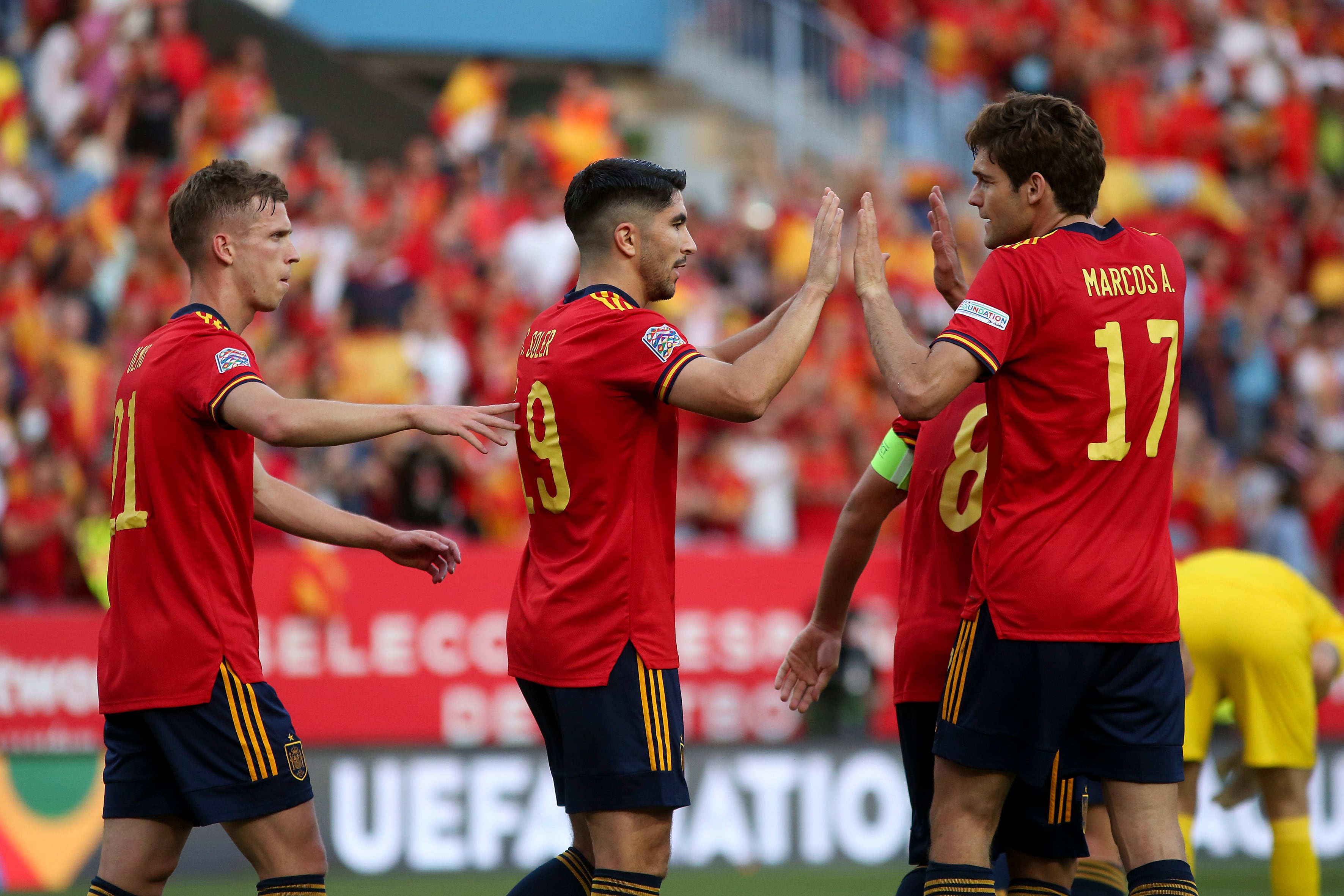 MÁLAGA, 12/06/2022.- El centrocampista de la selección española Carlos Soler (c) celebra con sus compañeros tras marcar ante la República Checa, durante el partido de la Liga de las Naciones que disputan este domingo en el estadio de La Rosaleda, en Málaga. EFE/Daniel Pérez
