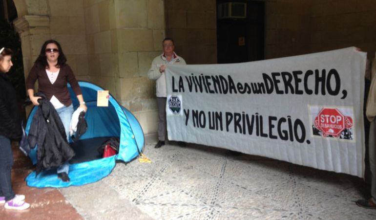 Acampada de la Plataforma Stop Desahucios en el zaguán del ayuntamiento el pasado diciembre