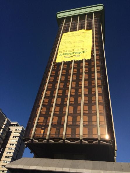 La pancarta, bien visible en la torre de Colón