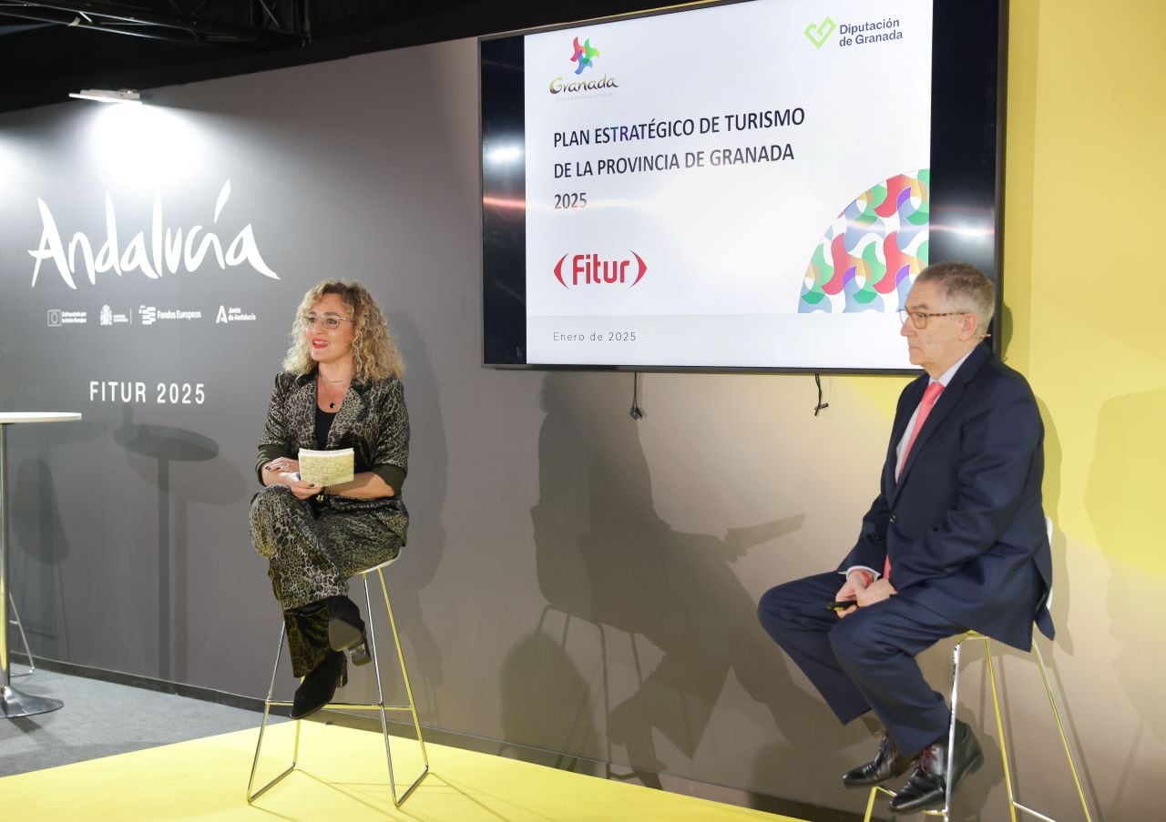 La diputada de Turismo, Marta Nievas, y el gerente del Patronato Provincial de Turismo, Manuel Morales, presentan en Fitur 2025 el Plan Estratégico del Turismo de la provincia