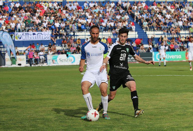 Añón, del Marbella, lucha por el balón con un futbolista del Villanovense